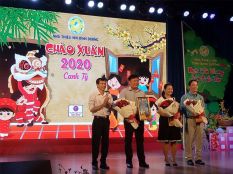 chuong-trinh-chao-xuan-2020-trao-hoc-bong-cho-cac-em-hoc-sinh-tinh-binh-duong-1.jpg